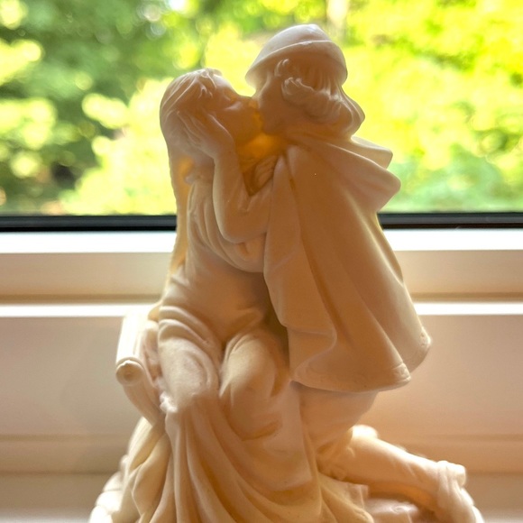 Vintage Figurine~The Kiss~Sculpture of Romeo & Juliet~Italian - Picture 2 of 3